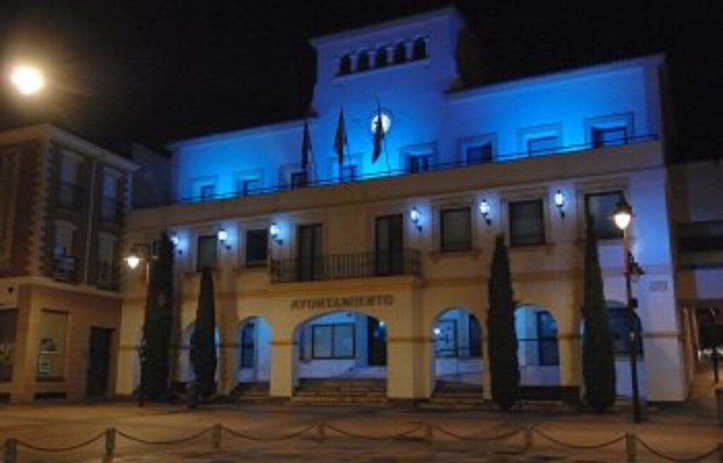 Edificio iluminado de azul. Fuente: www. nortea.org.